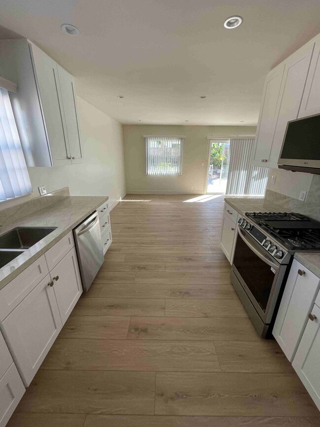 Building Photo - COMPLETELY REMODELED WOODLAND HILLS POOL HOME!