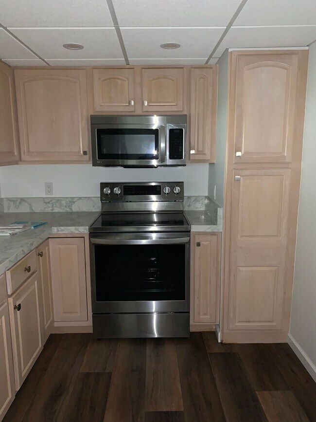 Building Photo - BEAUTIFUL 2 BED CONDO IN HEART OF LIVONIA