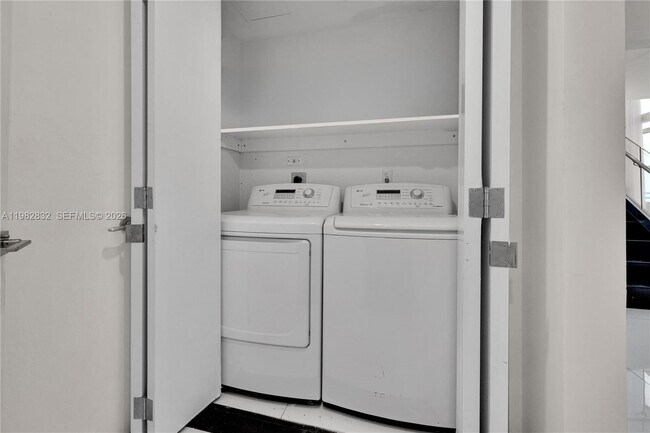 Building Photo - 1395 Brickell Ave