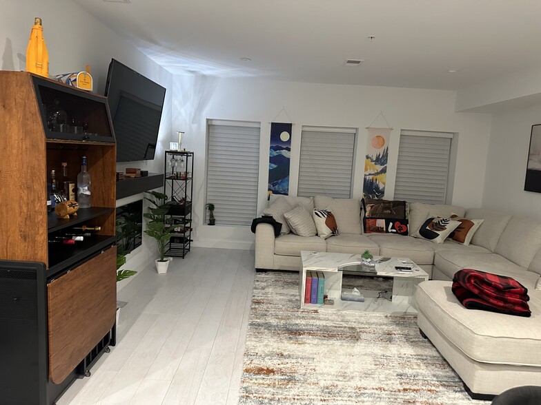 Building Photo - 638 Franklin St NE