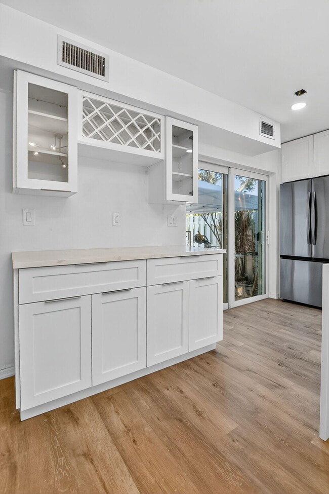 Building Photo - 1010 NE 8th Ave