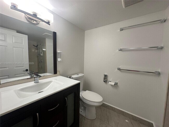 Building Photo - 9423 Fontainebleau Blvd