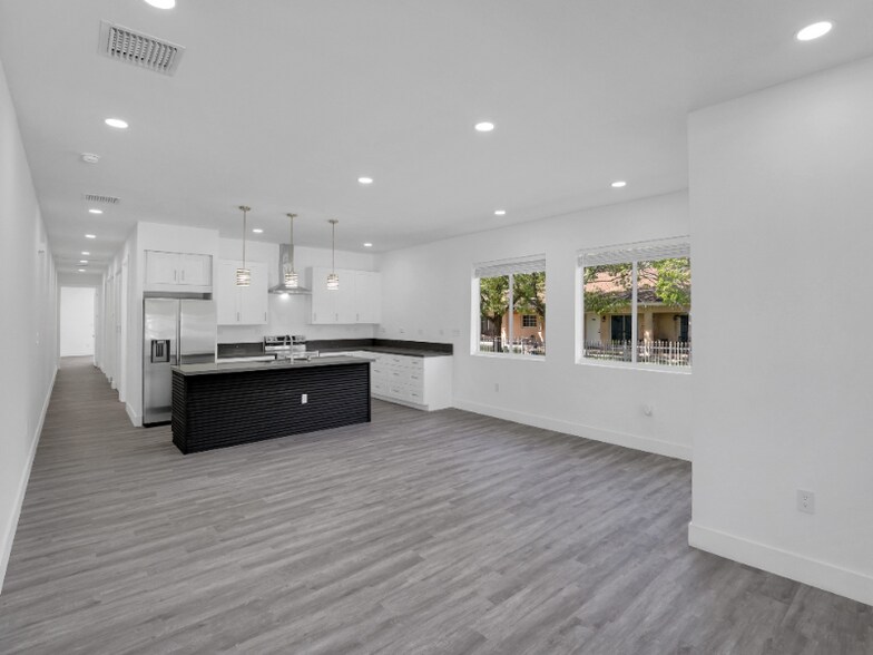 Building Photo - 760 SW 10th St