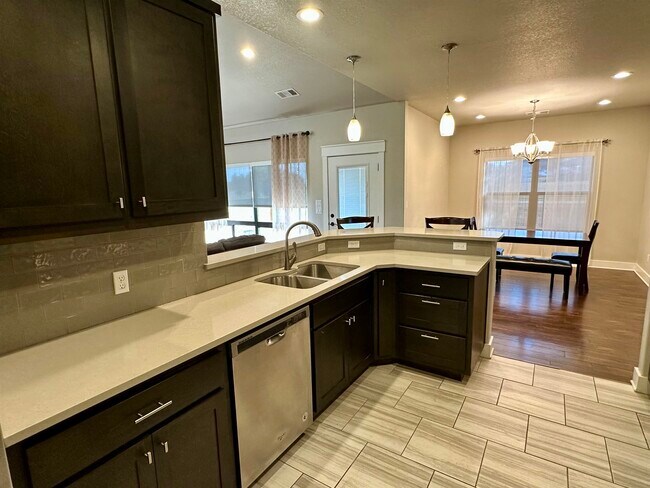 Building Photo - 405 Woodlawn Dr