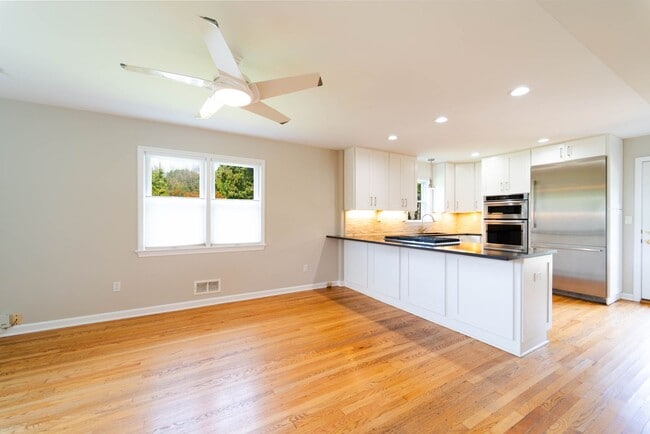Building Photo - Spacious Split-Level with In-Law Suite & B...