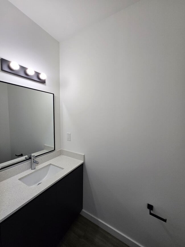 Building Photo - Eagle Trace Townhomes | 3BR/3.5BA | 2.3 Miles to UF– New Construction