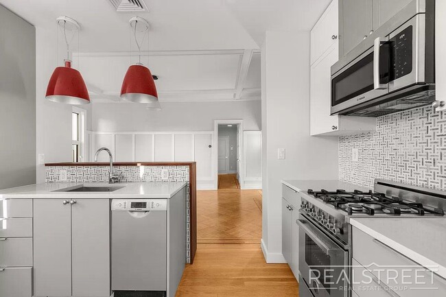 Building Photo - Stunning 1 bed in Crown Heights Brownstone...