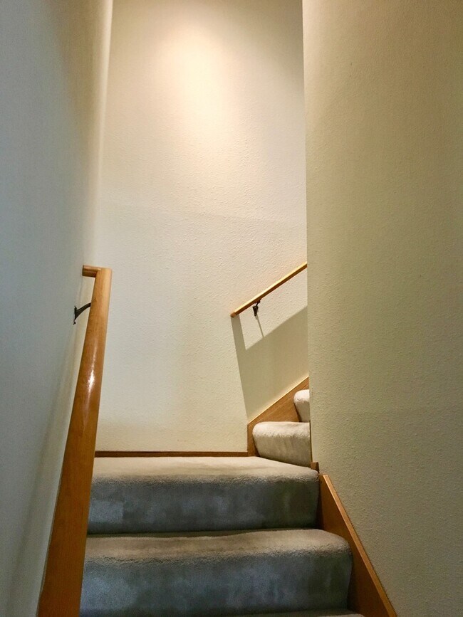 Building Photo - Beautiful 4 Bedroom near Microsoft Availab...