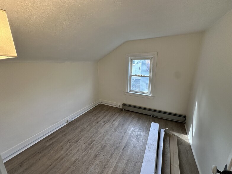 Building Photo - 409 Castle St