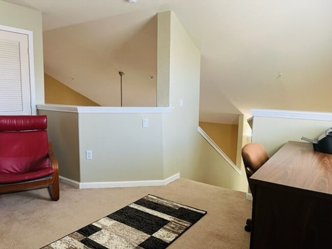 Building Photo - Beautiful Tri-Level Condominium in Gated Elk Grove Community!
