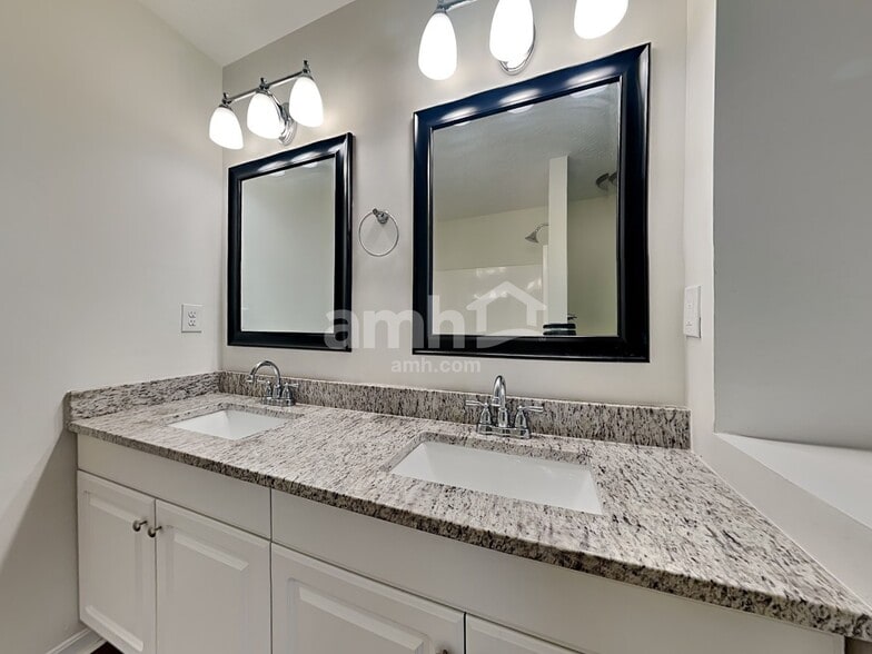 Building Photo - 781 Ackerly Dr