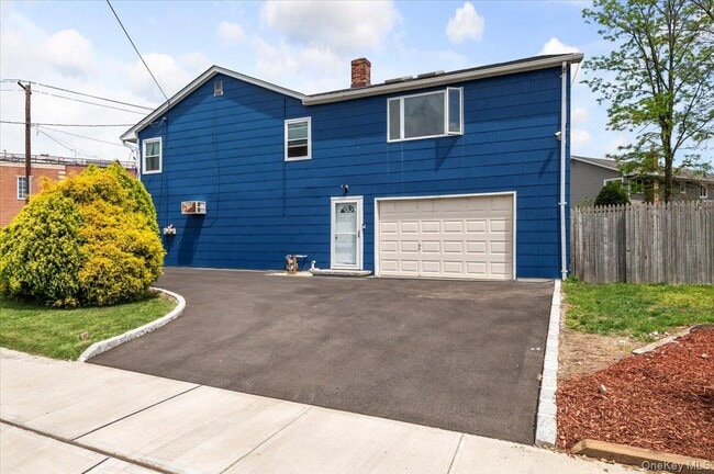 Building Photo - 570 Conklin St