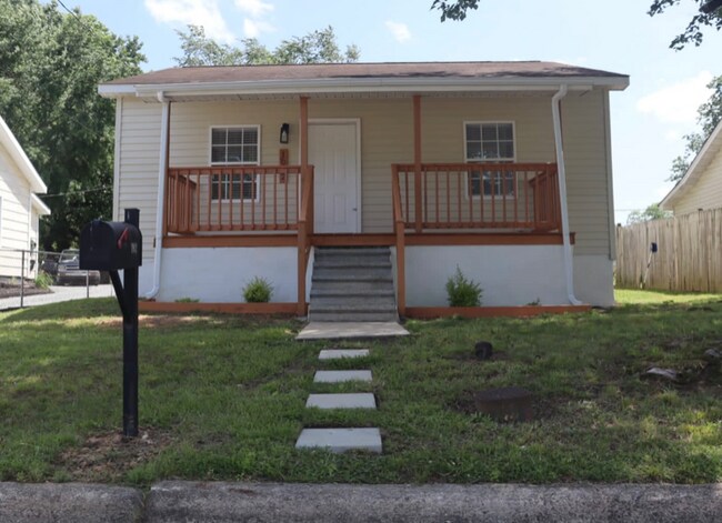 Building Photo - 1012 Elm St