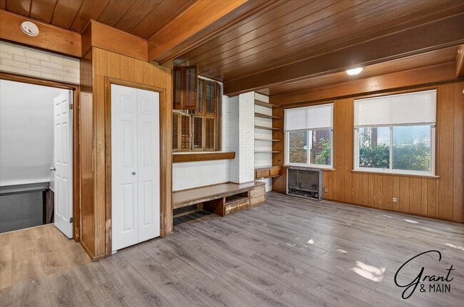 Building Photo - $1,350 - 3 Bed / 1 Bath  Home