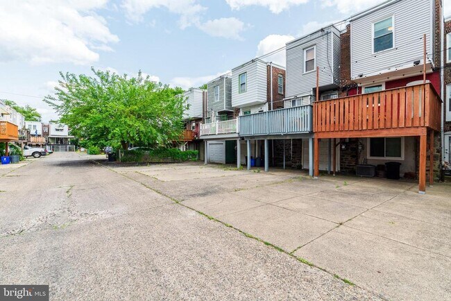 Building Photo - 4841 Larchwood Ave