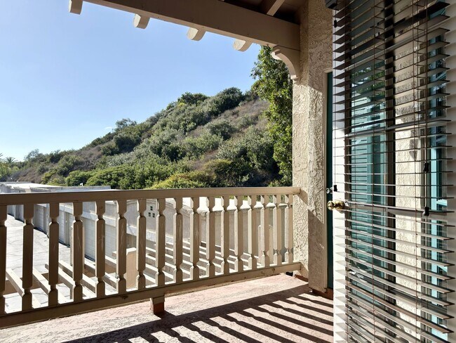 Building Photo - Upper Level Condo in Gated Community