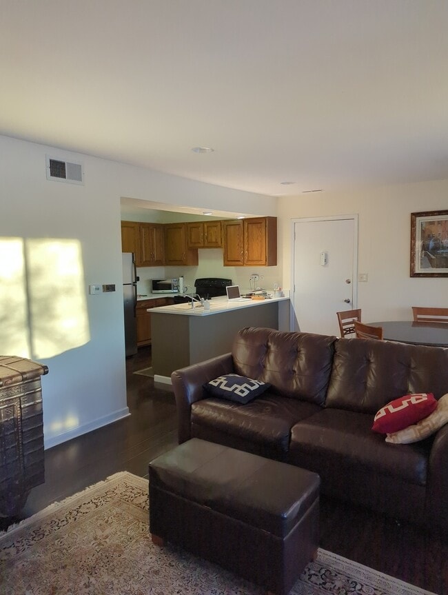 Building Photo - 5529 E Lake Dr