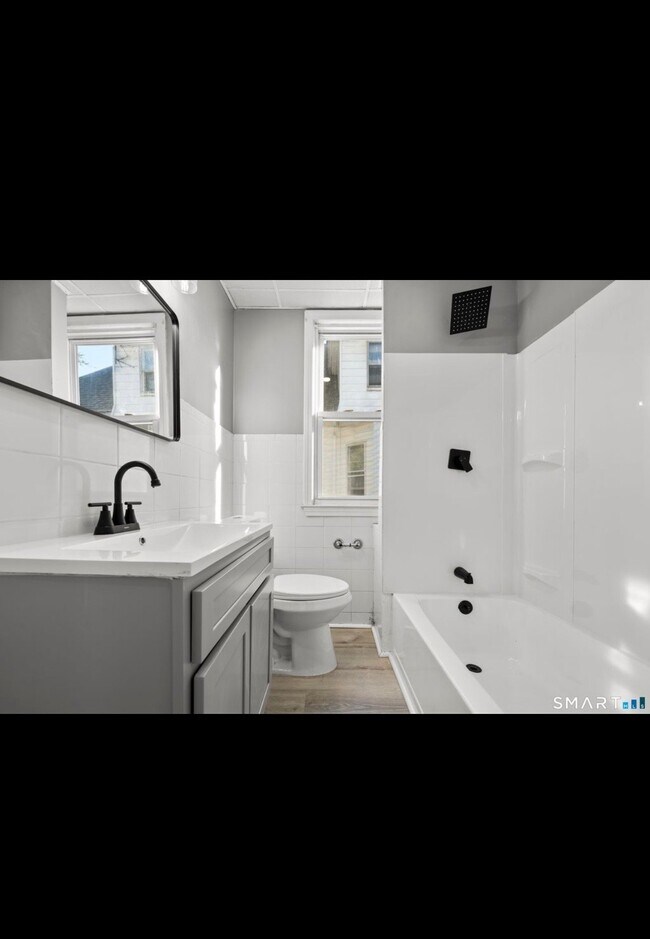 Building Photo - 362 Sigourney St
