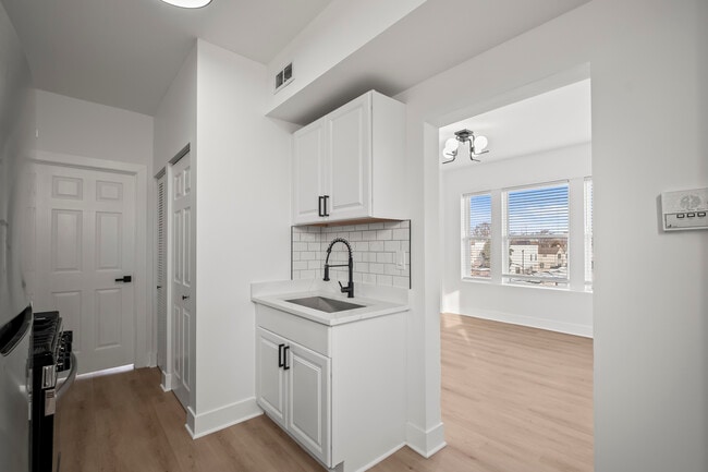 Building Photo - 3049 W Berteau Ave