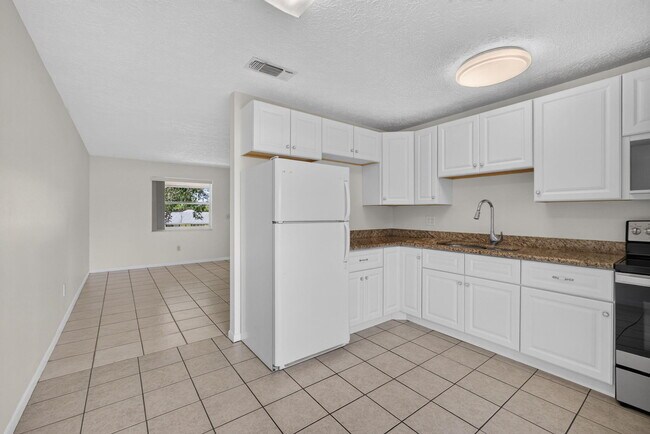 Building Photo - 708 SW Gardens Blvd