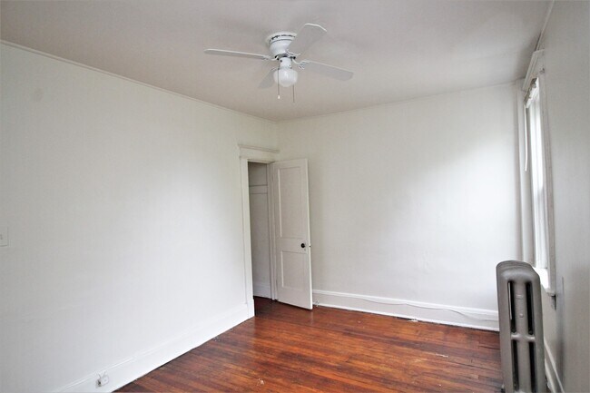 Building Photo - 2026/2027 JHU Off-Campus 3bd/1ba Rowhouse  w/ W/D & rear yard! -Available 6/9/26