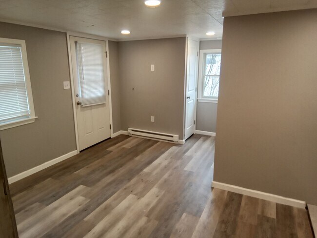 Building Photo - 127 Schoolhouse Rd