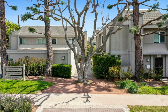 Building Photo - 2508 Arizona Ave