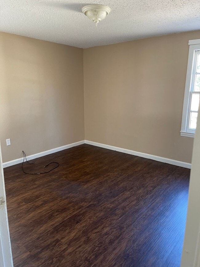 Building Photo - 401 Boss St