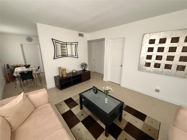 Building Photo - 4061 N Dixie Hwy