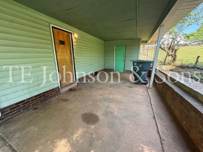 Building Photo - 3BR Home with Stainless Steel Appliances, Hardwood Floors & Carport