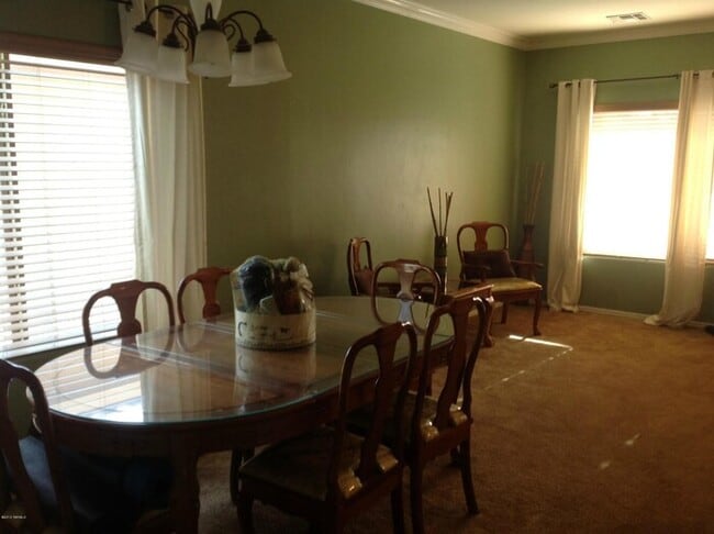 Building Photo - Spacious Rita Ranch Home with Modern Comfo...