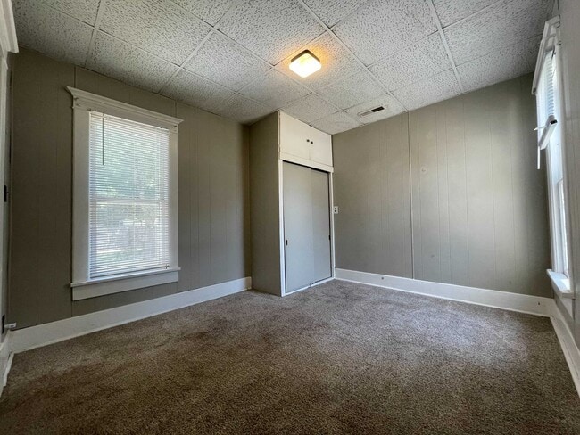Building Photo - 2 bed, 1 bath with fenced in yard