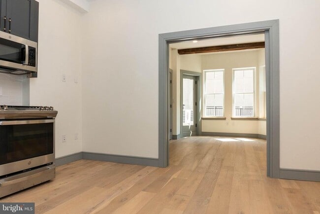 Building Photo - 327 S 16th St
