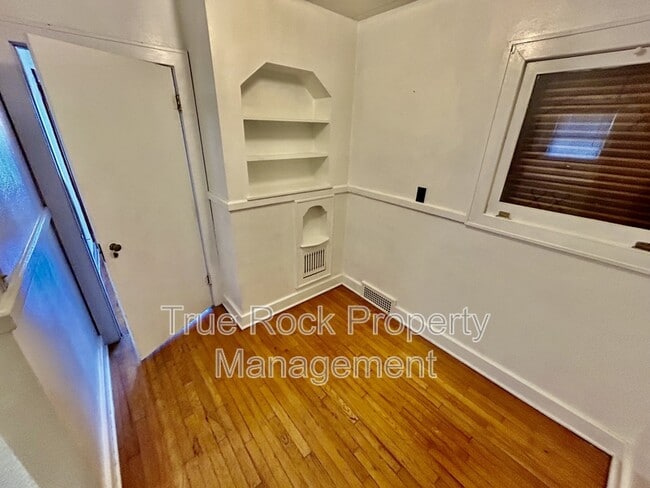 Building Photo - 1030 E 8th St