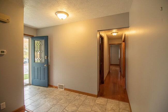 Building Photo - AVAILABLE AUGUST 15TH, 2026 - CHARMING 4 B...