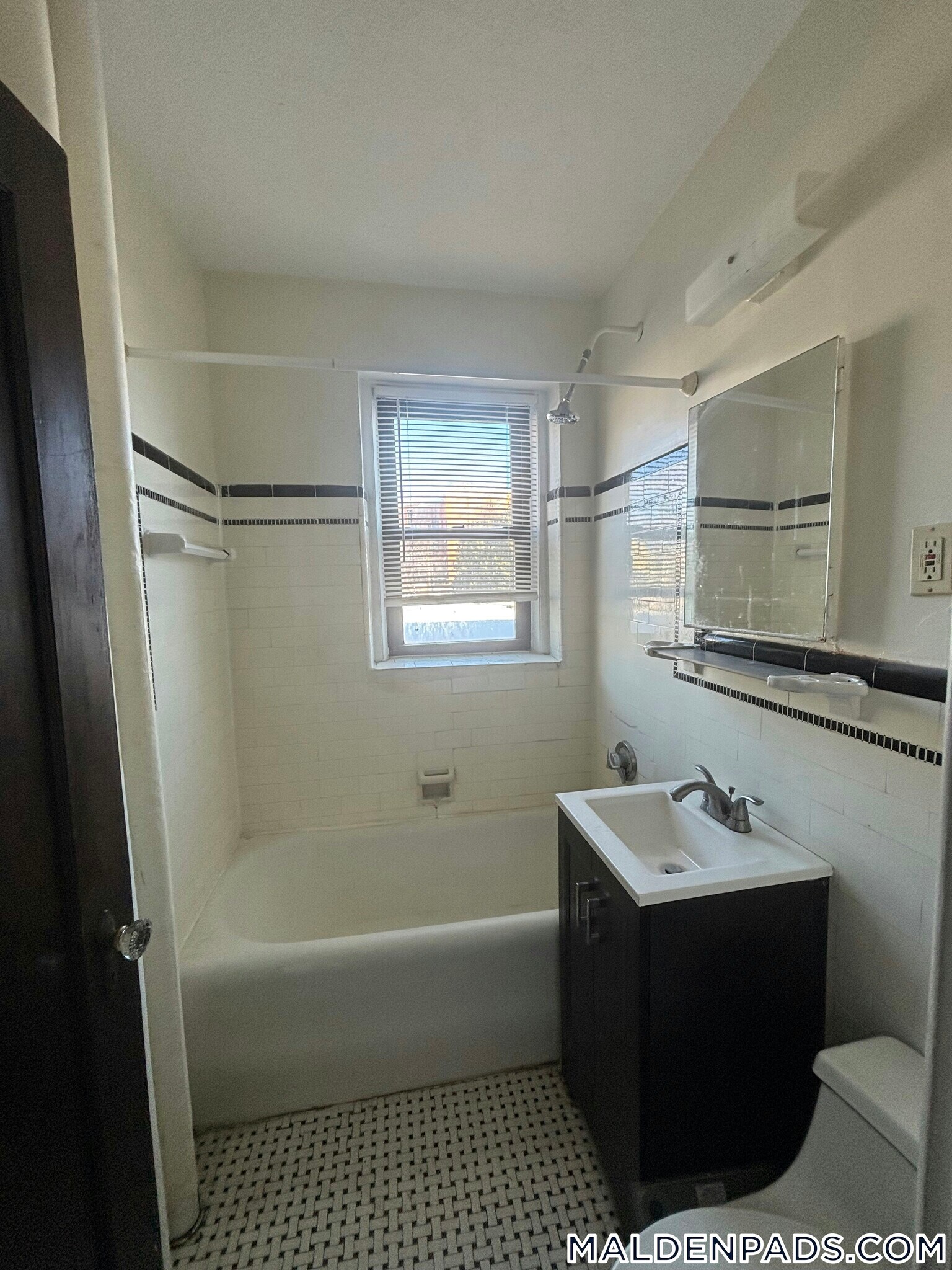 Building Photo - 349 Pleasant St