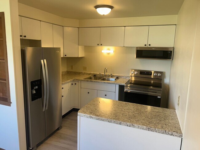 Building Photo - 2 Bedroom Lower in Neenah. Heat & Water included