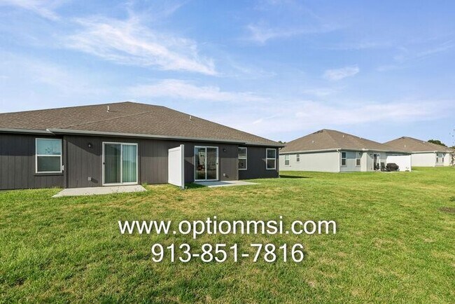 Building Photo - Fresh 3 Bedroom, 2 Bathroom Half Duplex