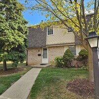 Building Photo - Spacious End Unit 2 Bedroom Condo with 2.5...