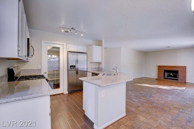 Building Photo - Ready for a BIG house - for little rent in the Heart of GREEN VALLEY.