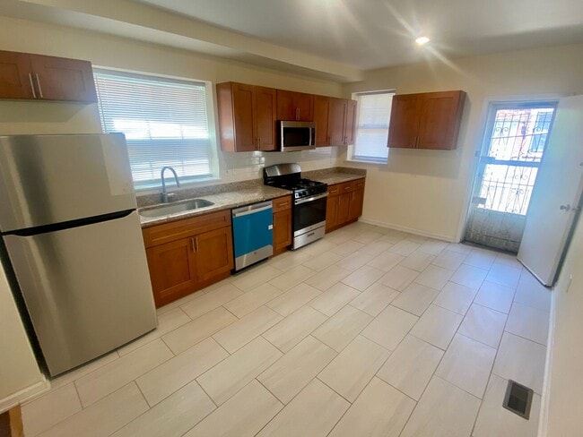 Building Photo - Newly Renovated 4BED 1.5BTH / Stainless Steel Appliances & Washer/Dryer Hookup!