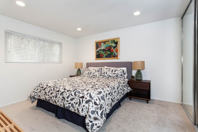 Building Photo - 938 San Vicente Blvd