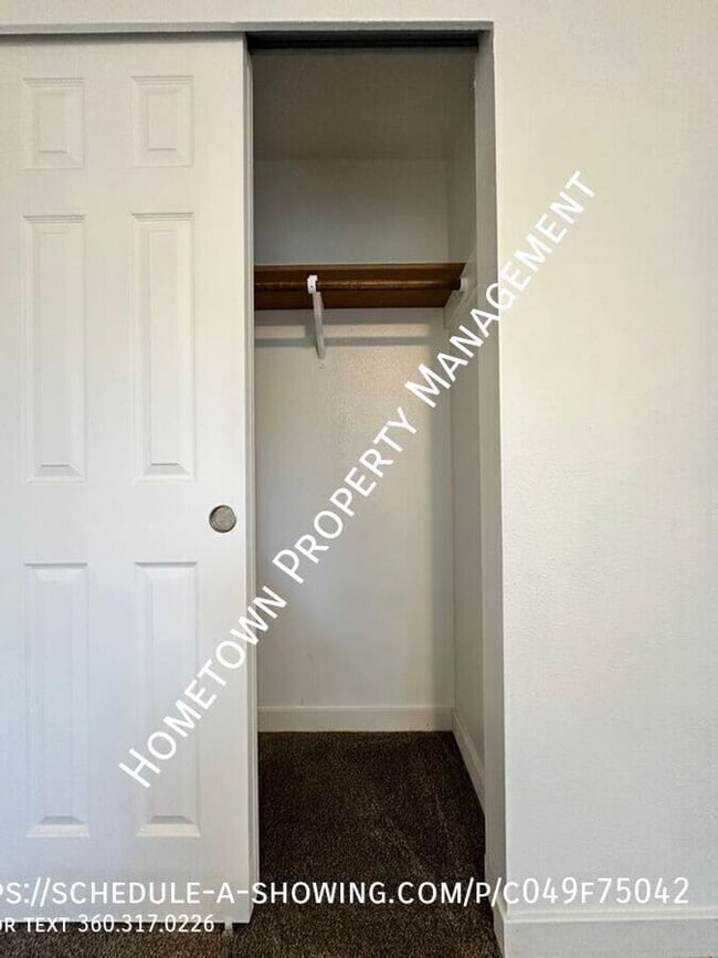 Building Photo - 1310 Goldenrod Dr SE