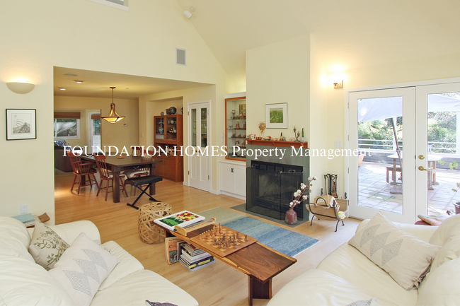 Building Photo - Boyle Park 4BD+/3.5BA, Close to town!  Gue...