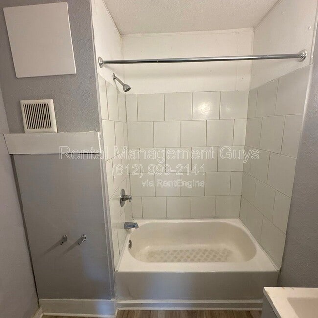 Building Photo - 4216 N Bryant Ave