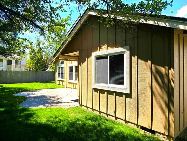 Building Photo - Beautifully Updated 3 Bedroom 2 Bath Updated Home in Lakeridge Springs with Included Yard Care