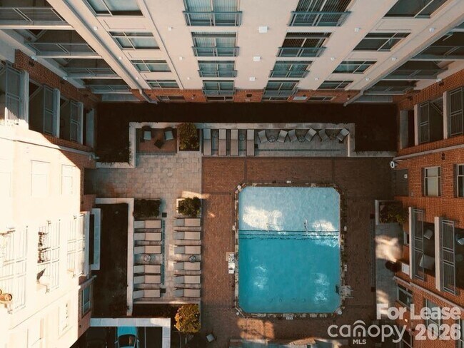 Building Photo - 425 W Trade St