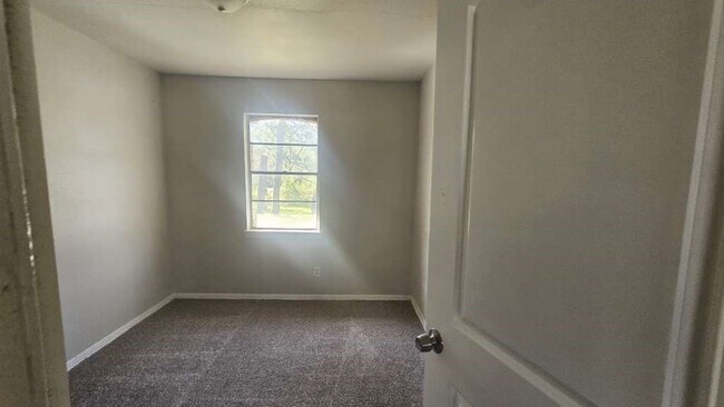 Building Photo - 9222 Lockwood Dr