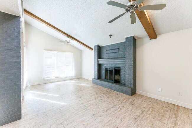 Building Photo - Spacious 3/2/2