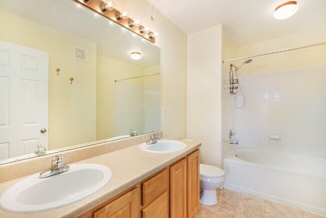 Building Photo - 2BR/2BA Condo with Garage! Available NOW!